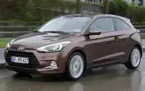 SITZBEZÜGE für Hyundai i20 aus PU LEDER, Stoff, ROTE Nähte